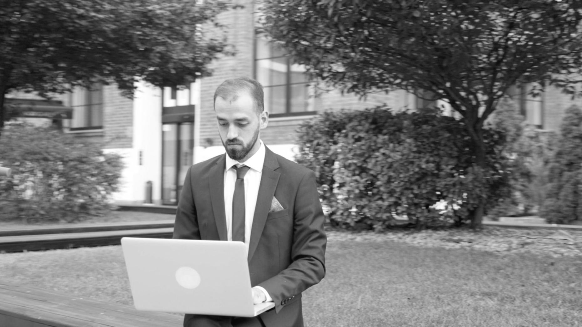 Studenti che seguono una lezione di SEO locale online